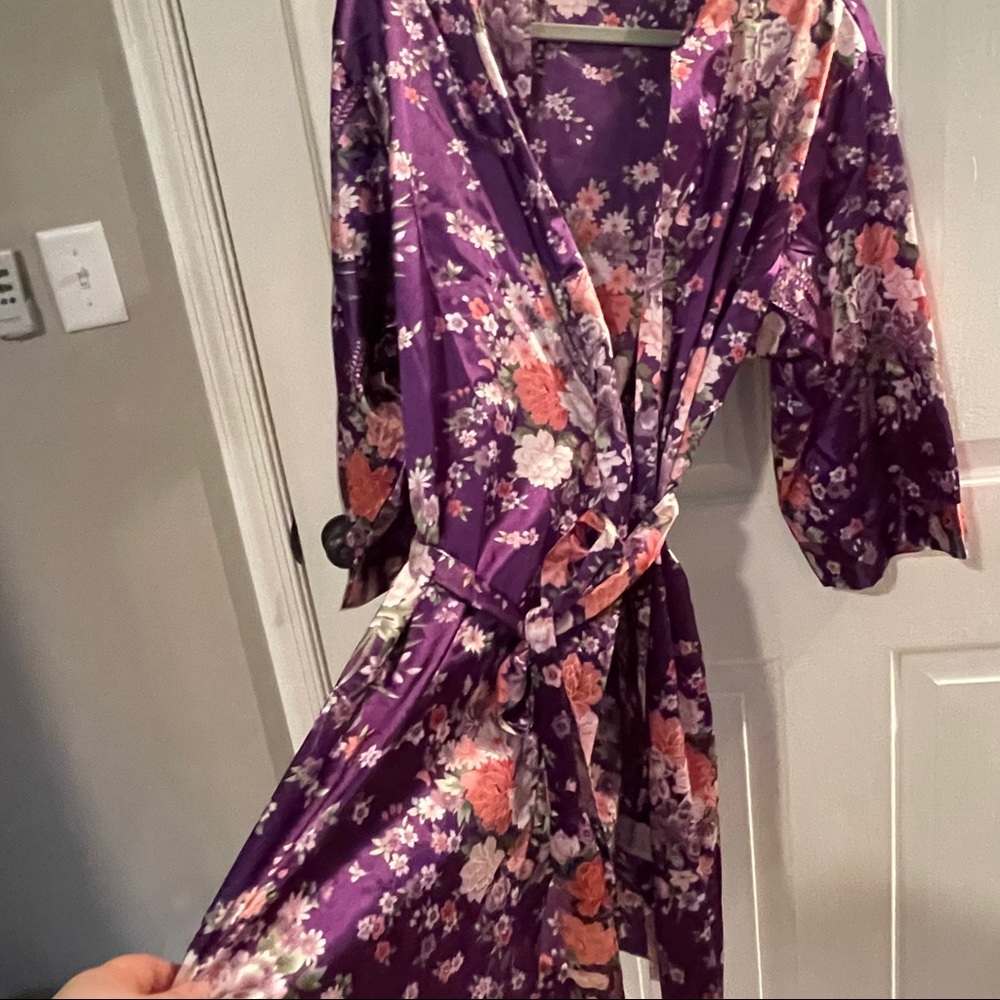PRETTY ROBES PURPLE FLORAL TIE SILKY ROBE L/ XL - Picture 2 of 5